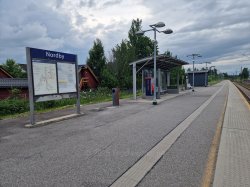 Leskur og infotavle på Nordby stasjon