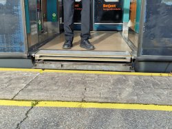 På Fjellhamar må det benyttes heis/rampe for adkomst til tog