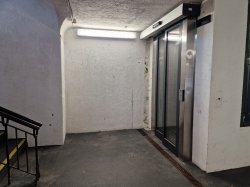 Trang adkomst til liten heis på Lørenskog