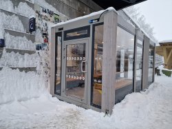 Nytt venterom/leskur ved Eidsvoll verk stasjon