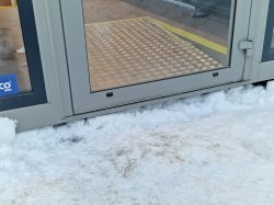 Nytt venterom/leskur ved Eidsvoll verk stasjon